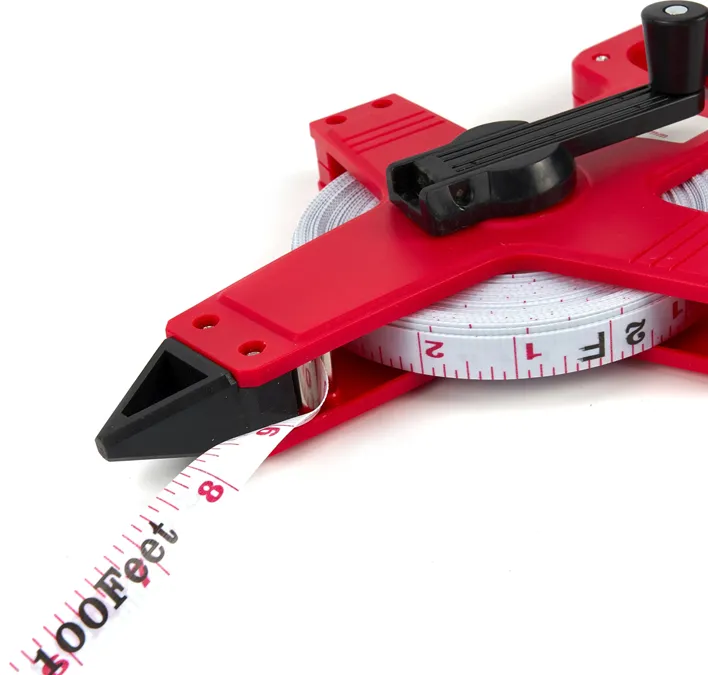Ruban de mesure en arpentage pour mesurer les distances sur un terrain